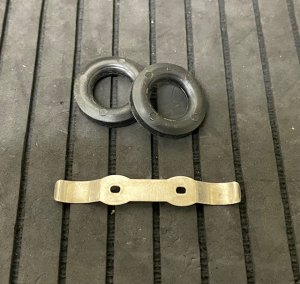 画像1: アンティークミシン用　下糸巻きゴム２つ　滑り板用板バネ　セット