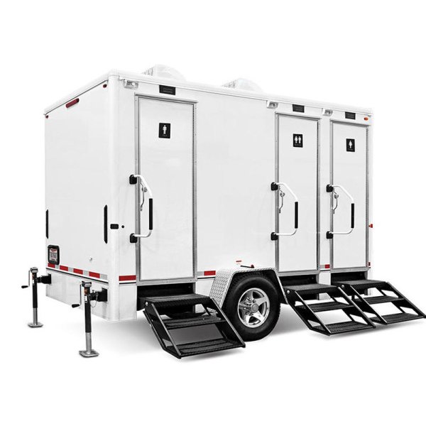 画像1: トイレトレーラー　３基仕様　災害時、イベントなどに威力を発揮　水浄化システムで川や池の水も使える (1)